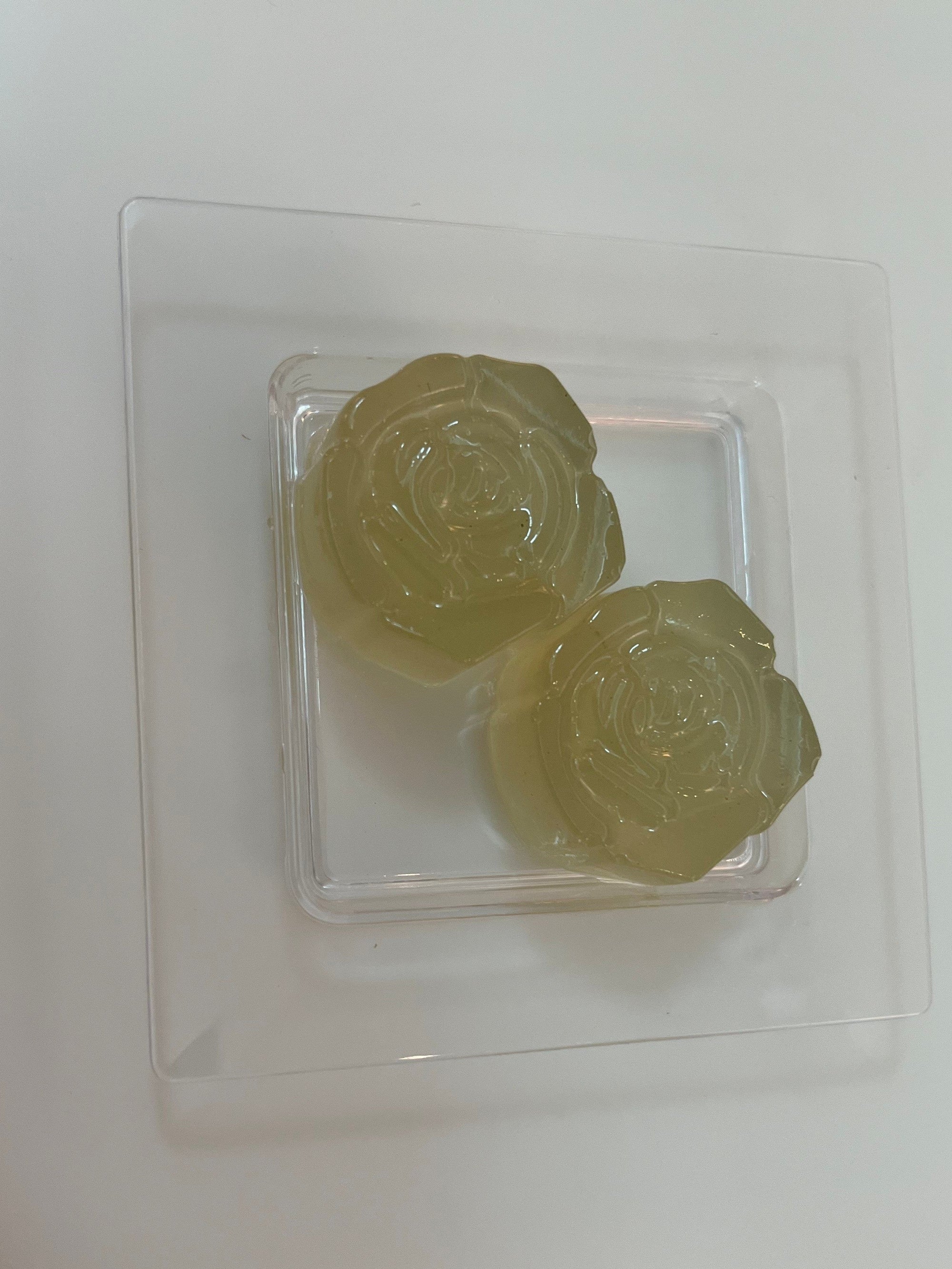 Vegan mojito jelly shots in the shape of a flower